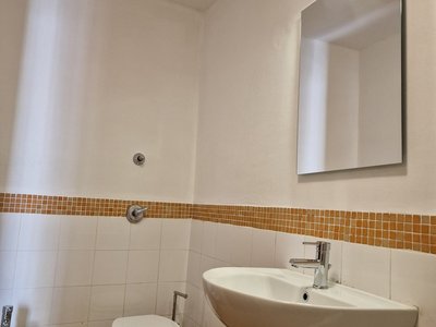 Interno bagno - specchio e lavandino