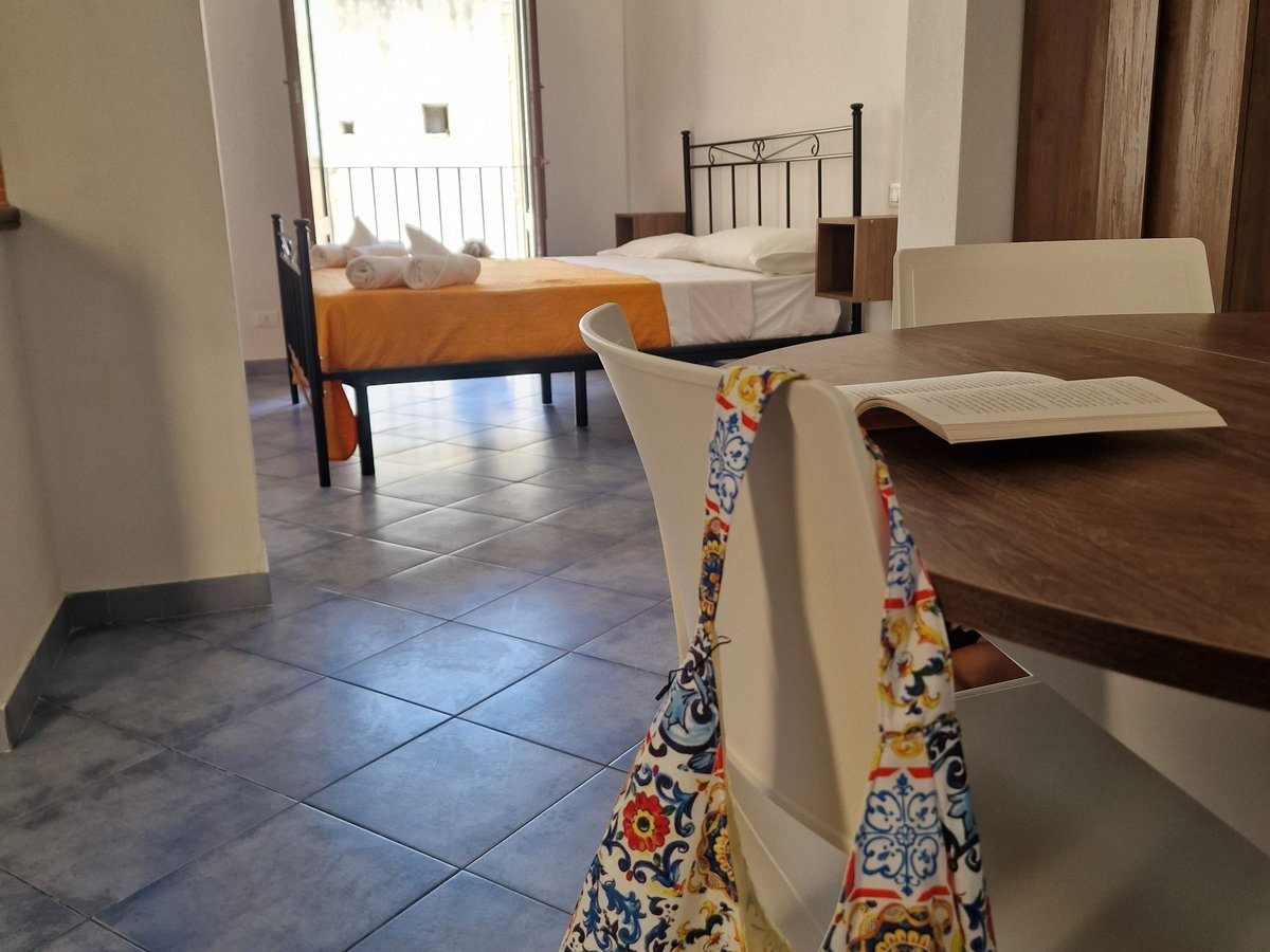 Tavolo tondo e letto matrimoniale