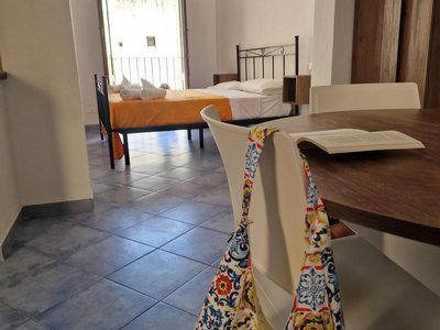 Tavolo tondo e letto matrimoniale