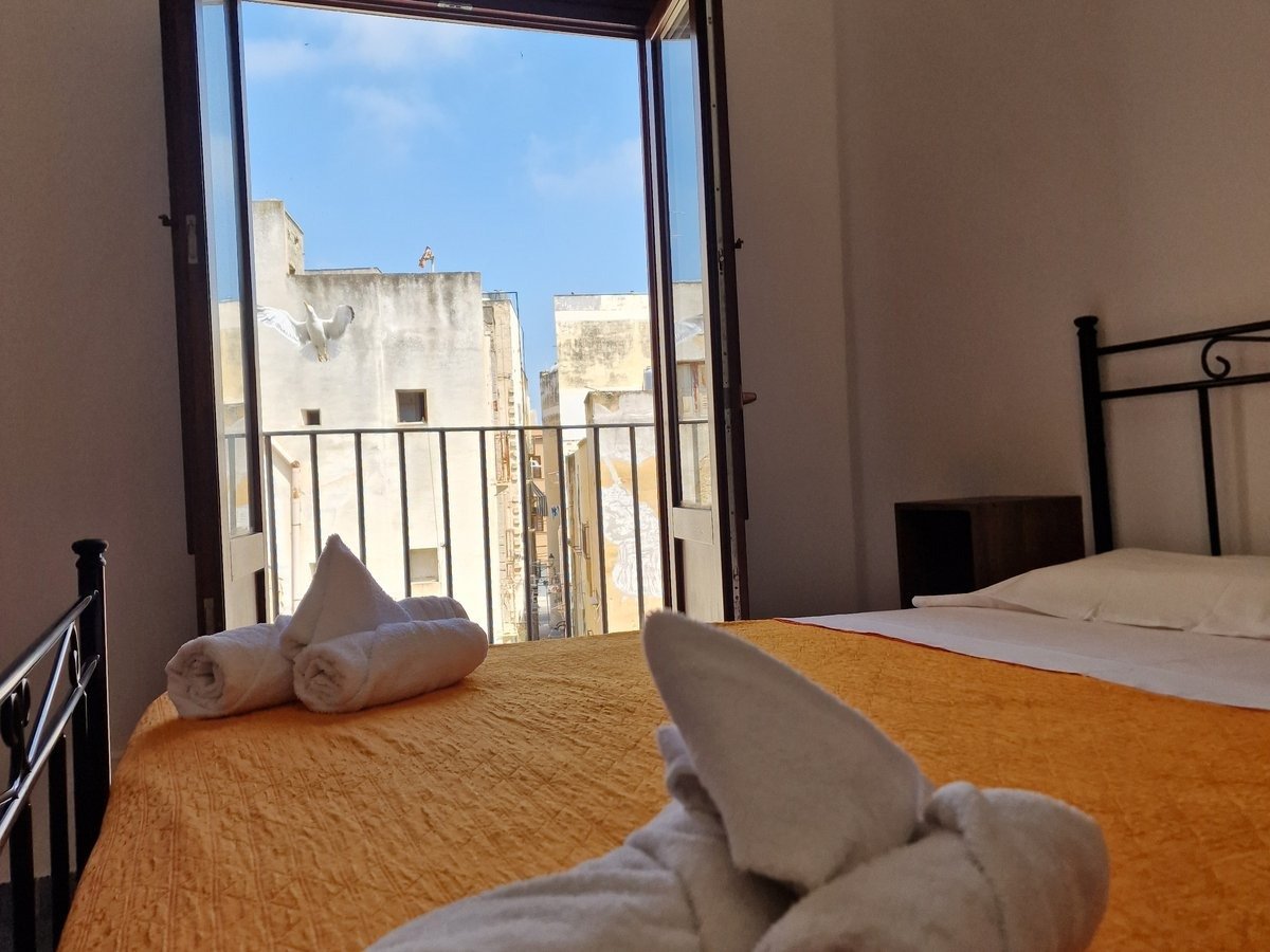 letto matrimoniale con vista camera