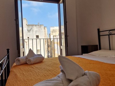 letto matrimoniale con vista camera
