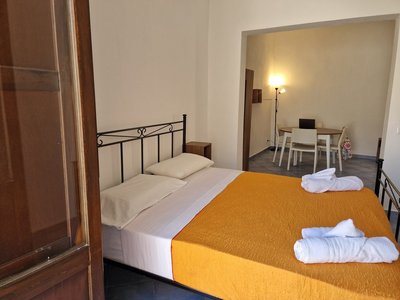 camera con letto matrimoniale