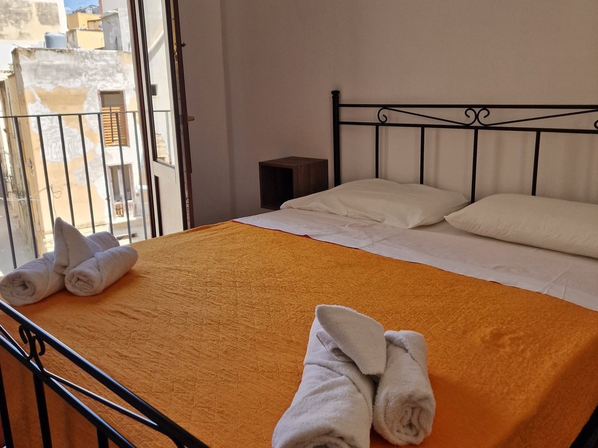 Letto matrimoniale con vista balcone