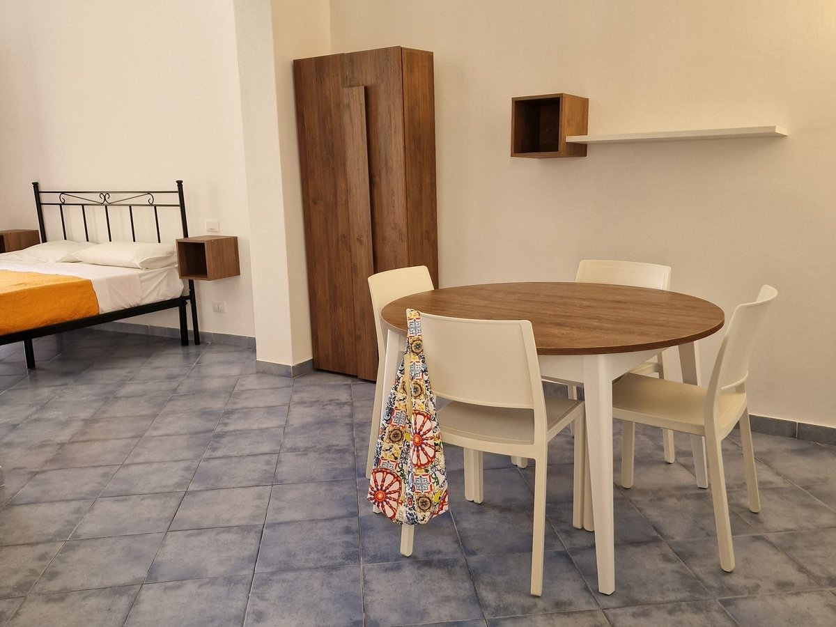 Sala da pranzo con tavolo rotondo