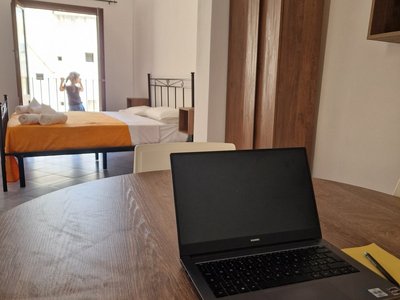 Interno stanza con divano letto e tavolo rotondo